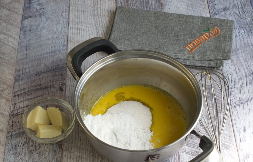 1. Этап. Апельсиновый Мусс: 4. Яйца взбейте венчиком. Влейте 200 мл апельсинового сока, размешайте. Добавьте крахмал, сахар, размешайте.