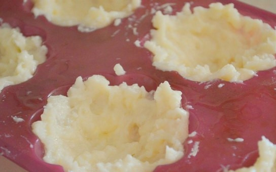 1. Этап. Куриные тефтельки в картофельных корзиночках: 4. Формочки для кексов смазываю сливочным маслом, выкладываю внутрь небольшое количество картофеля.