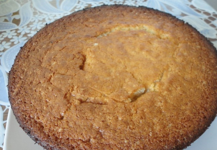 1. Этап. Манник без яиц: Ставим форму в разогретую до 180 градусов духовку и выпекаем манник 35-40 минут. Когда он немного остынет, всей семьей угощаемся вкуснейшим манником, приятного аппетита.