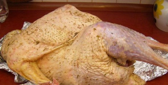 1. Этап. Индейка с фруктами: Натрите снаружи и внутри индейку прованскими травами, солью и перцем. Оставьте на 40 минут.