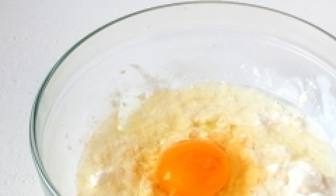 1. Этап. Творожное тесто для пиццы: 4. Вбиваем яйцо, и тоже тщательно вымешиваем.