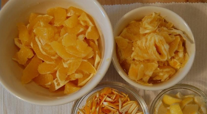 1. Этап. Апельсиновый джем: Два лимона нарезаем сразу с кожицей. Мембрану и косточки лимона присоединить к мембране апельсинов.