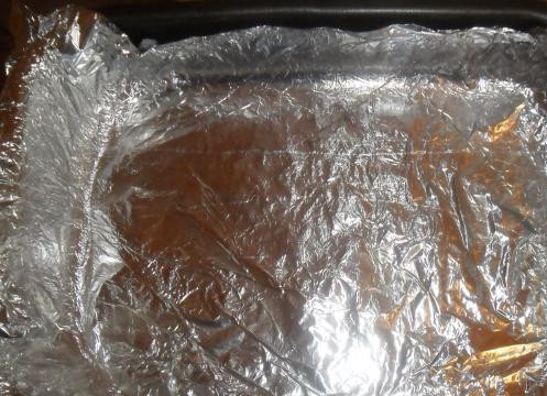 1. Этап. Мясо индейки в духовке: Форму смазать маслом или застелить фольгой.