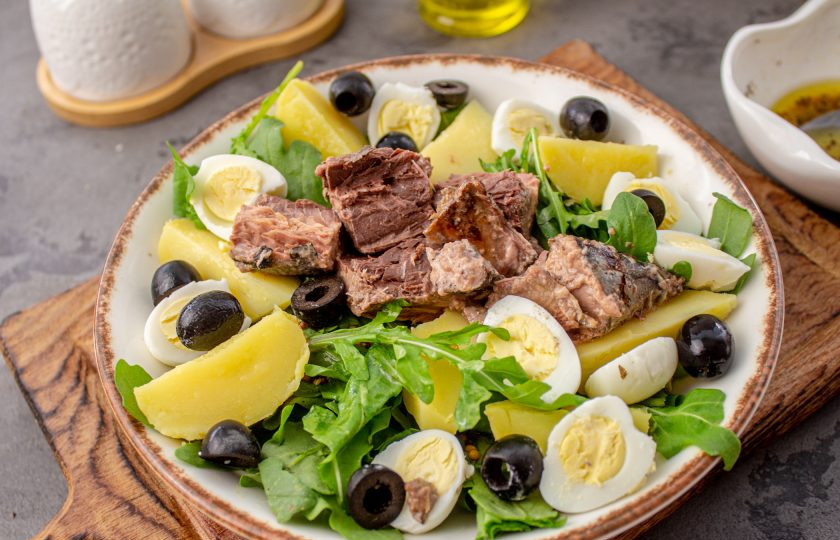 1. Этап. Салат Нисуаз с рукколой: С консервированного тунца слейте сок, поломайте на куски и выложите на салат.