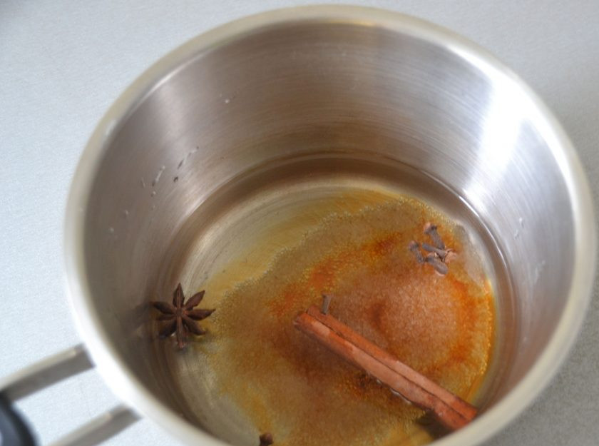 1. Этап. Безалкогольный глинтвейн на гранатовом соке: В сотейник влейте воду, выложите в нее сахар, корицу, гвоздику, бадьян, ванильный сахар.