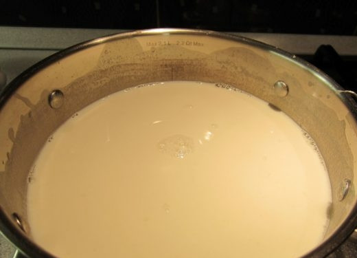 1. Этап. Лазанья в духовке: Дальше добавляем горячее молоко и быстро и хорошо перемешиваем.