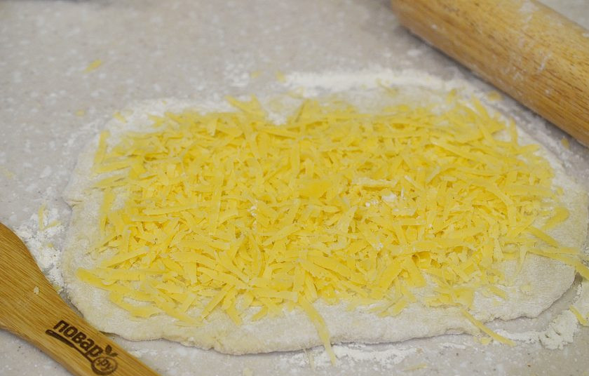 1. Этап. Лепешки сырные на сковороде: 6. Посыпьте натертым сыром.