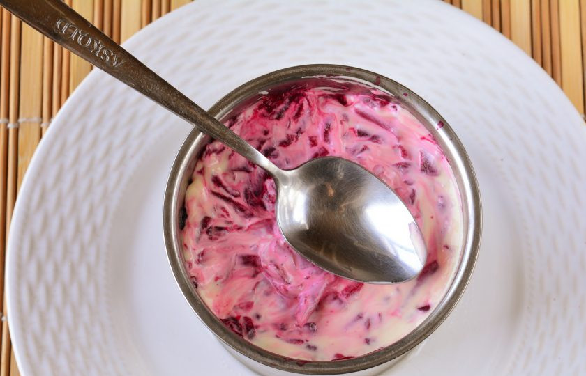 1. Этап. Селедка под шубой по ГОСТу: Натрите на терке отварную свеклу, выложите в салат и полейте майонезом.