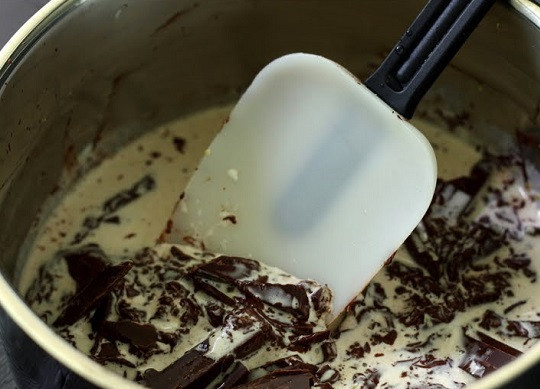 1. Этап. Мусс из маскарпоне: 6. В данном случае предлагаю дополнить его шоколадом. Для этого в небольшом сотейнике необходимо соединить сливки и цедру апельсина. Затем добавить немного измельченный шоколад.