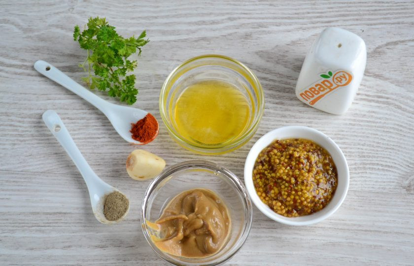 1. Этап. Медово-горчичная заправка для салата: Подготовьте все необходимые ингредиенты. Количество ингредиентов можно варьировать. Если вам нравится более сладкий соус, добавьте больше меда и меньше перца и острой горчицы.