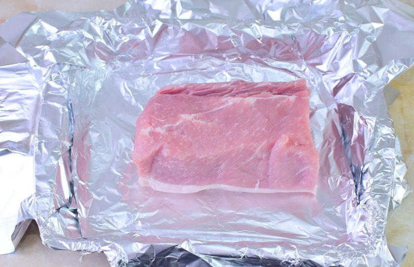 1. Этап. Карбонад Из СССР: В форму для запекания постелите несколько листов фольги и выложите кусок мяса.