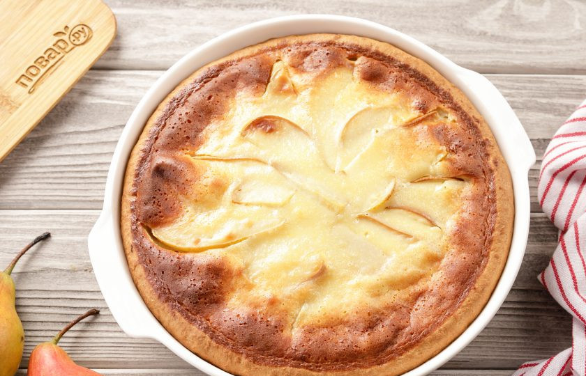 1. Этап. Цветаевский пирог с грушами: Поставьте пирог в духовку, заранее разогретую до 180 градусов, на 45 минут. Готовый пирог охладите в форме, и только тогда приступайте к нарезке на порционные кусочки.