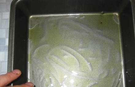 1. Этап. Котлета на косточке в духовке: 7. Жаропрочную форму для запекания смазать небольшим количеством растительного масла.