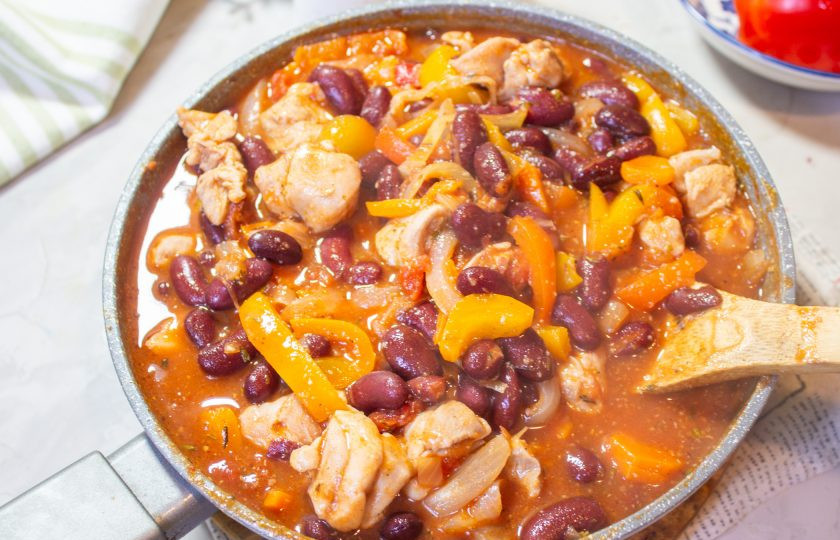 1. Этап. Курица с красной фасолью и перцем: Влейте кипяченую воду, перемешайте все ингредиенты. Посолите и поперчите. Доведите до кипения и тушите под крышкой 15 минут.