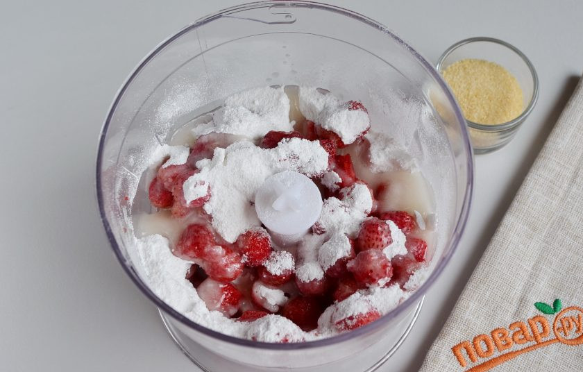 1. Этап. Десерт Клубничные облака: 2. Положите ее в чашу измельчителя, туда же влейте сок и добавьте пудру.