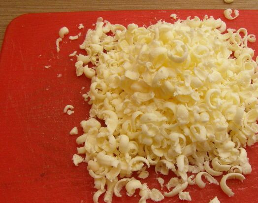 1. Этап. Крабовый салат с плавленым сыром: Сыр натираем на терке. Чтобы он не прилипал к терке - предварительно заморозим его.