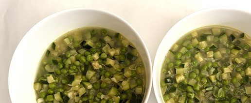 1. Этап. Холодный суп из цуккини и горошка: Если вы готовите один вариант, этот шаг пропустить. Для двух вариантов разлить суп на 2 равные порции.