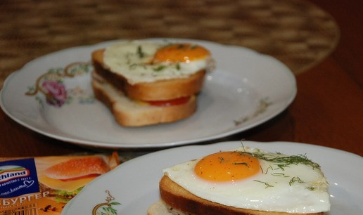 1. Этап. Горячий бутерброд По-деревенски: Выкладываем на каждый бутерброд одно яйцо и подаем. Приятного аппетита.