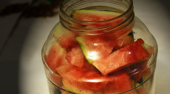 1. Этап. Арбузы в банках вкусные: 1. Моем арбузы и нарезаем их кусочками. Корку отделять не нужно. Складываем в банку и заливаем кипятком. Пусть так постоят двадцать минут.