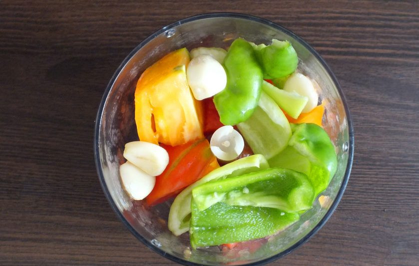 1. Этап. Салат Зимняя сказка на зиму: Переложите в чашу блендера подготовленные перец, помидоры, очищенный чеснок. Пробейте до однородного состояния.