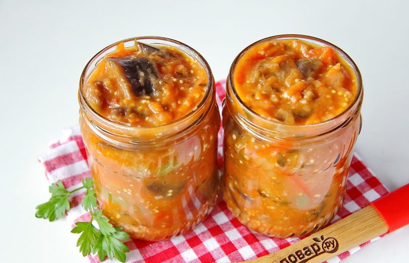 1. Этап. Салат Бакат: Горячий салат разложите по стерилизованным баночкам и закрутите стерильными крышками. Переверните, укутайте и оставьте до полного остывания, после чего уберите в прохладное место на хранение.