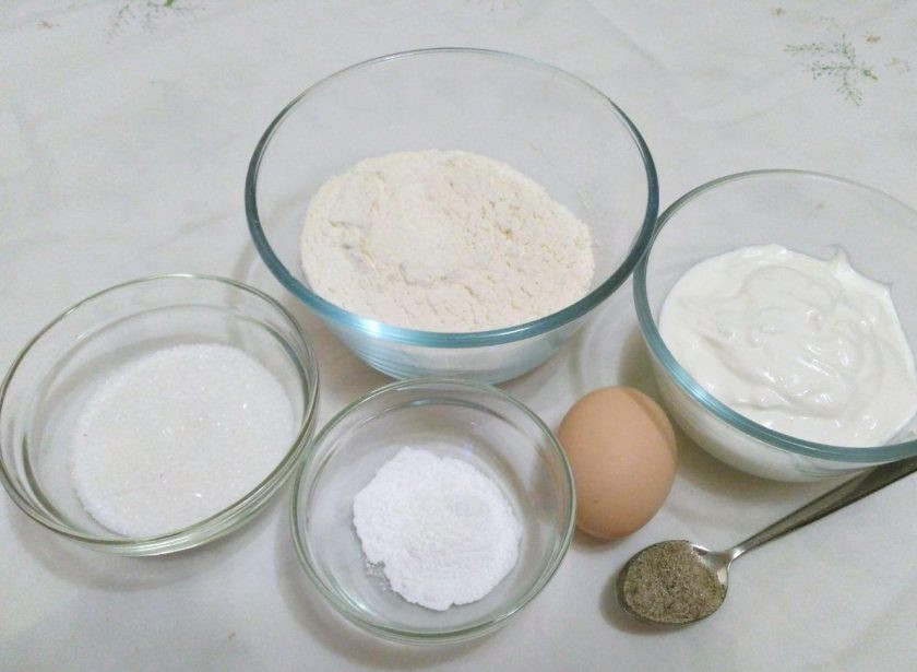 1. Этап. Ванильные пончики на сметане: Подготовьте указанные ингредиенты. При отсутствии ванильного сахара с натуральной ванилью можно использовать обычный.