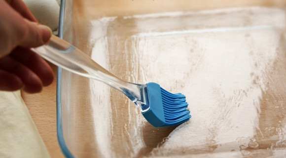 1. Этап. Борек: 4. Дальше берем форму для запекания и смазываем ее со всех сторон внутри растительным маслом.