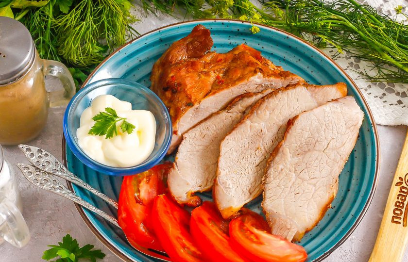 1. Этап. Мясо в дорогу: Извлеките запеченную свинину из рукава, остудите и нарежьте порционными ломтиками, собирая в дорогу. Можно завернуть охлажденную запеченную свинину в пергамент или фольгу, не нарезая.