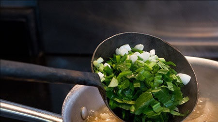 1. Этап. Тайский рыбный суп: 13. Проварить еще около 5 минут, а затем можно снять кастрюлю с огня. Тайский рыбный суп в домашних условиях не обойдется без зелени.