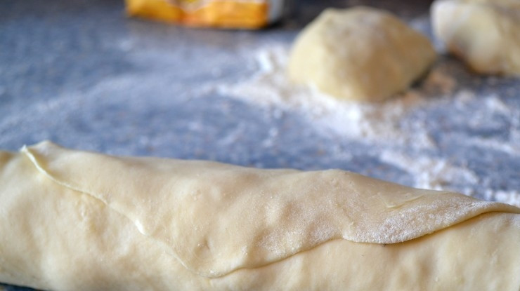 1. Этап. Плацинды с творогом: Намотайте тесто на скалку. Каждый кусок теста отдельно.