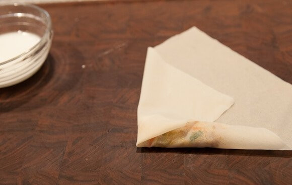 1. Этап. Мясо в рисовой бумаге: 8. Очень важно свернуть правильно, чтобы в процессе жарки начинка не оказалась на сковороде.