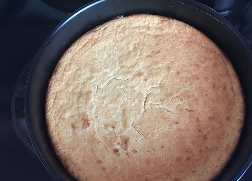 1. Этап. Итальянский манник на рикотте: Через час достаем манник. Обязательно дайте маннику остыть в форме, и только затем выкладывайте его на блюдо, иначе пирог сломается, когда вы будете его перекладывать.