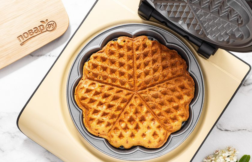 1. Этап. Вафли из киноа: Выпекайте на средней температуре 4-5 минут до золотистого цвета.