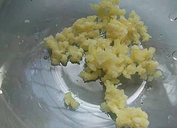 1. Этап. Салат из спаржи маринованной: Теперь приготовим соус. Для этого нужно измельчить чеснок.