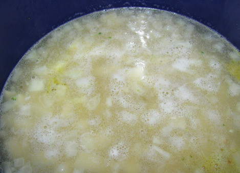 1. Этап. Суп с брокколи и сыром: 2. К обжаренному луку и чесноку добавьте бульон. Перемешайте. Картофель почистите, промойте и нарежьте кубиками.