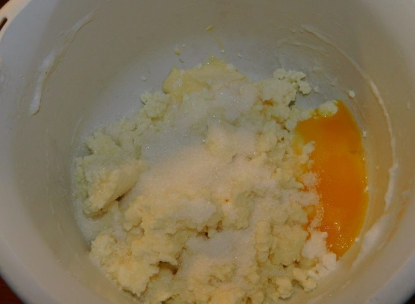 1. Этап. Яблочный творожник: Отдельно соедините желтки, мягкое сливочное масло, сахар и манку. Все взбейте до однородности.