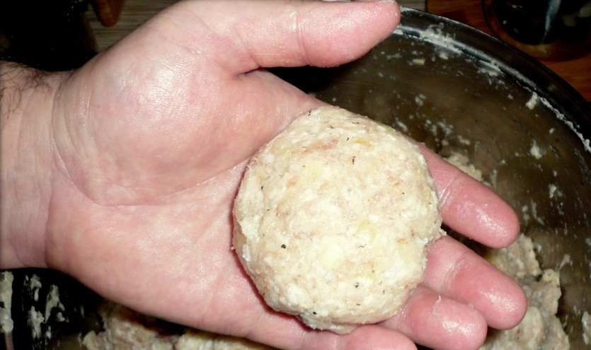 1. Этап. Рыбные котлеты из щуки с салом: 7. Отщипните небольшое количество фарша от общей массы и сформируйте котлеты.