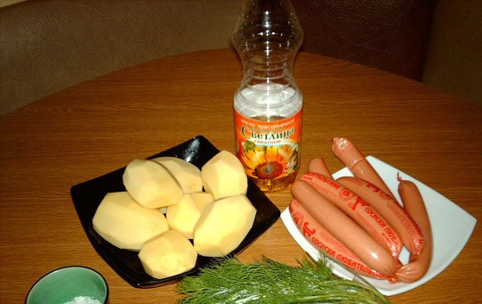 1. Этап. Картофель с сосисками в духовке: 1. Вот такой скромный набор ингредиентов необходим для приготовления этого блюда. Зелень для подачи используется по желанию.