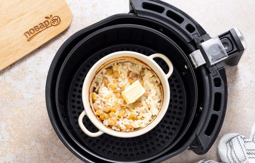 1. Этап. Рисовая каша в аэрогриле: Добавьте кусочек сливочного масла, перемешайте кашу. Оставьте на 5 минут в выключенном аэрогриле.