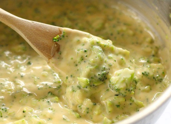 1. Этап. Запеченный картофель с брокколи и сыром: 7. Добавьте в кастрюлю брокколи, тщательно перемешайте. Варите на маленьком огне, чтобы поддержать температуру.