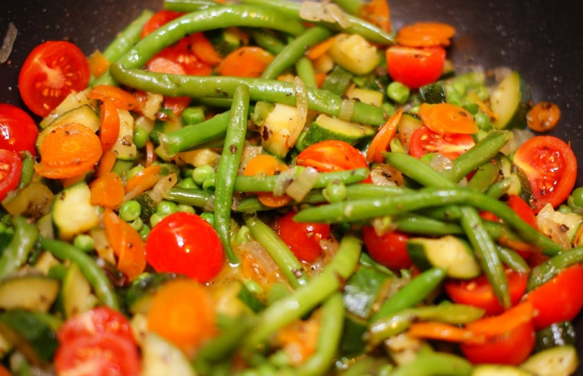 1. Этап. Овощи, жареные на сковороде: На последнем этапе добавляем черри, разрезанные попала. Все аккуратно перемешиваем (черри должны как бы только согреться).