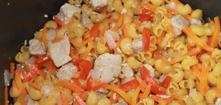 1. Этап. Рожки с мясом в мультиварке: Высыпаем сверху макароны, перемешиваем с другими ингредиентами. Солим по вкусу.