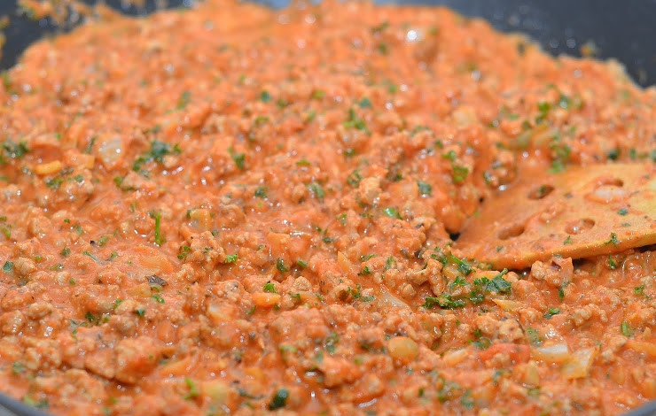 1. Этап. Соус Болоньезе долмио: Добавляем соль и специи по вкусу. Перемешиваем как можно тщательнее и тушим под крышкой еще 10 минут до полной готовности.