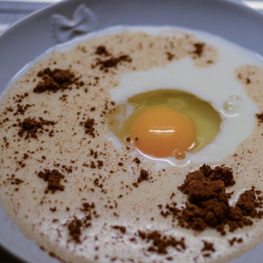 1. Этап. Французские тосты: 1. В высокую миску влейте молоко, вбейте яйца и всыпьте корицу.