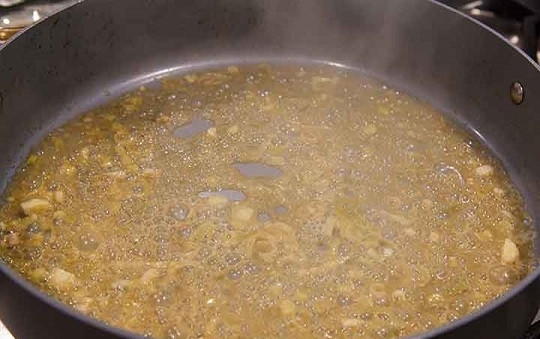 1. Этап. Свиная отбивная в сливках: 3. Снимите мясо со сковороды, выложите его на тарелку и накройте фольгой. Вместо него отправьте на сковороду измельченный кубиками лук. Обжарьте его до легкого золотистого цвета, влейте вино.