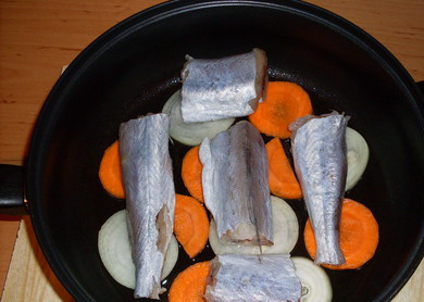 1. Этап. Тушеная рыба в майонезе: 4. Рыбу можно положить на овощи свежую, а можно уже обжаренную. Если вы предпочитаете обычную тушеную рыбу - не обрабатывайте ее перед отправкой к соусу.