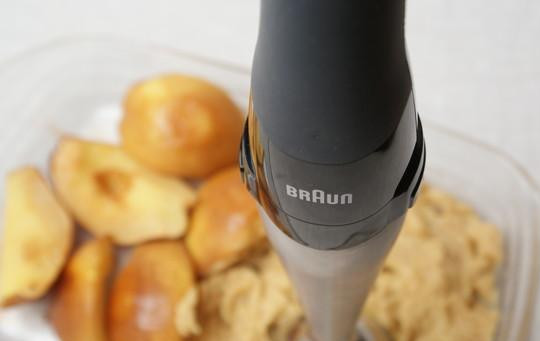 1. Этап. Паштет из айвы: Достаем айву из духовки, удаляем сердцевины и кладем в чашу для блендера вместе с кожурой. При помощи блендера измельчаем до состояния гладкого однородного пюре.