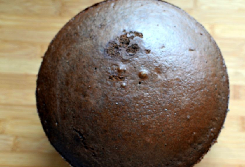 1. Этап. Маковый торт с йогуртовым муссом и белым шоколадом: Остудите корж на решетке. Готовый корж плотный и кажется суховатым. Дайте ему отлежаться под пищевой пленкой от часа до суток и он станет мягким и нежным, оставаясь плотным.