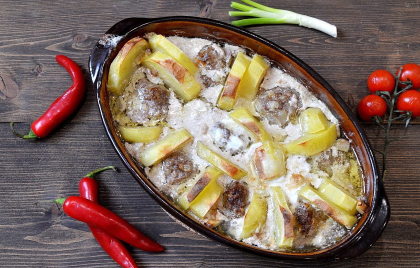 1. Этап. Картошка с тефтелями в сметанном соусе: Блюдо готово. Приятного аппетита!