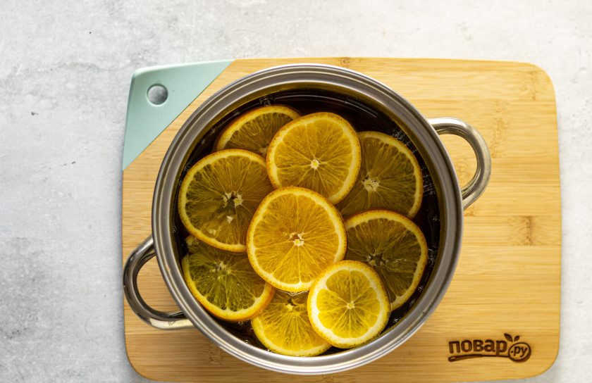 1. Этап. Цукаты из апельсинов: Переложите апельсины в кастрюлю с кипящим сиропом.